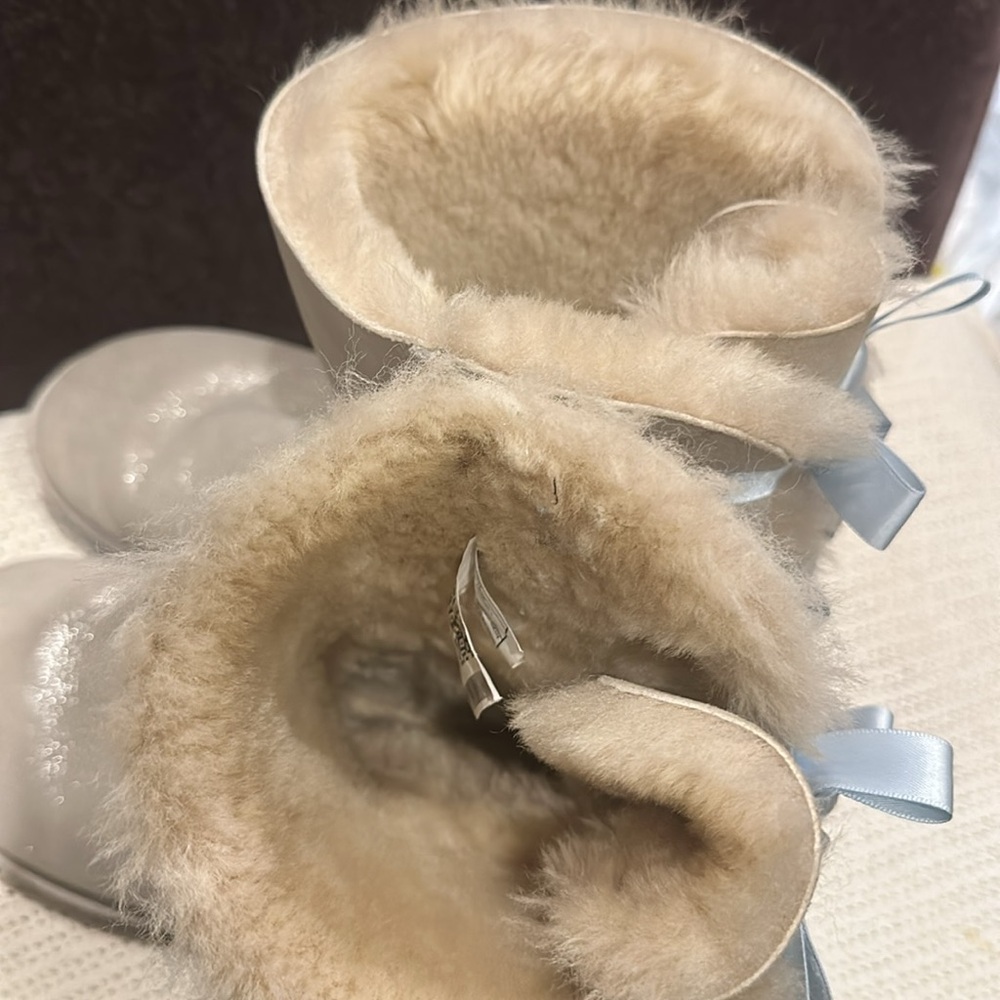 [UGG] Shimmering Silver Winter Boots - Picture 8 of 12
